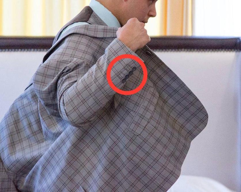 Зачем на рукавах пиджака пуговицы?